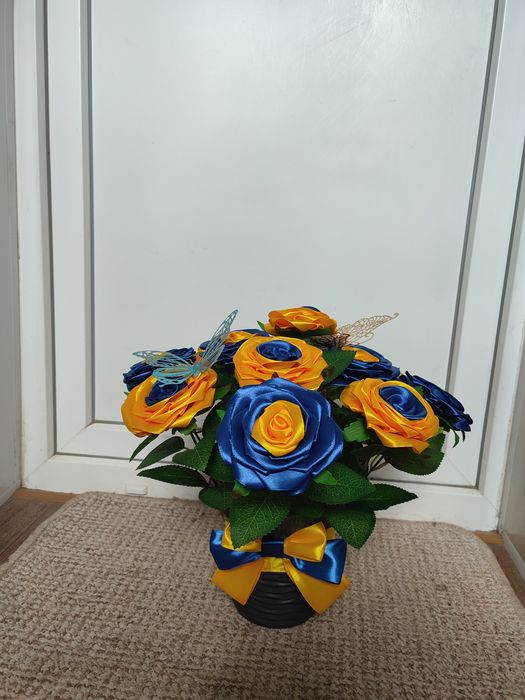 Букет роз из атласной ленты