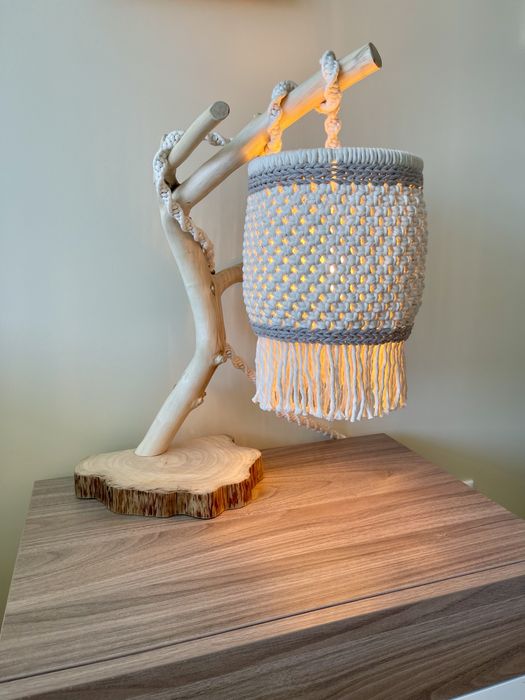 Candeeiro de madeira e macrame