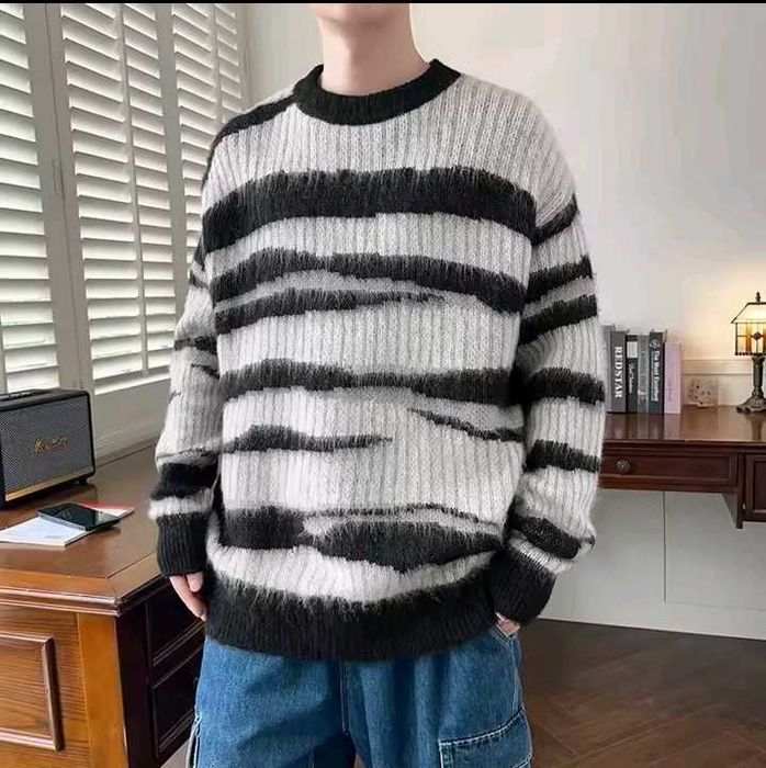 Кофта в асиметричну смужку