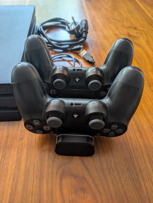 Consola PlayStation 4 Pro 860GB + 2 Comandos + Carregador comandos