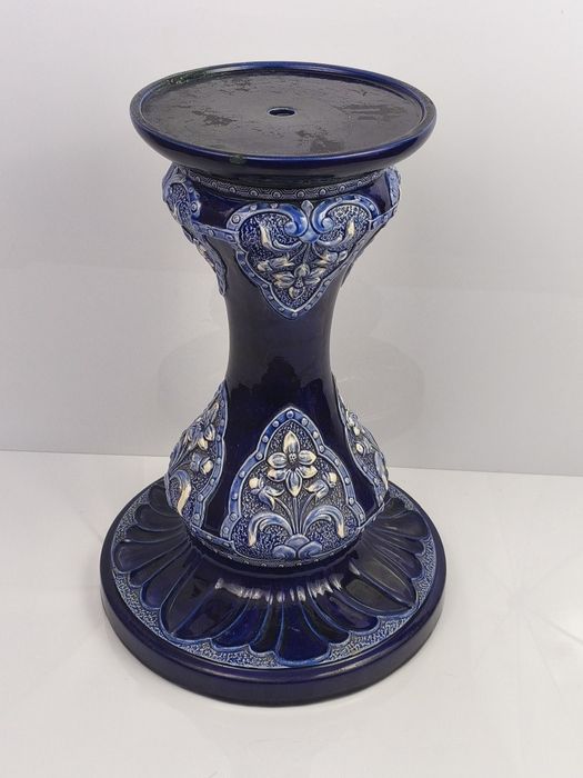 Secesyjna majolikowa podstawa pod donicę.