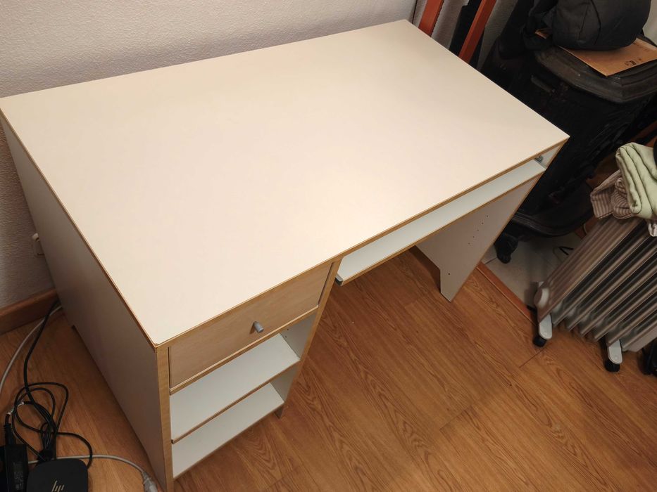 Secretária com plataforma para teclado