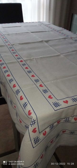 Toalha de linho branco, bordada a ponto cruz.