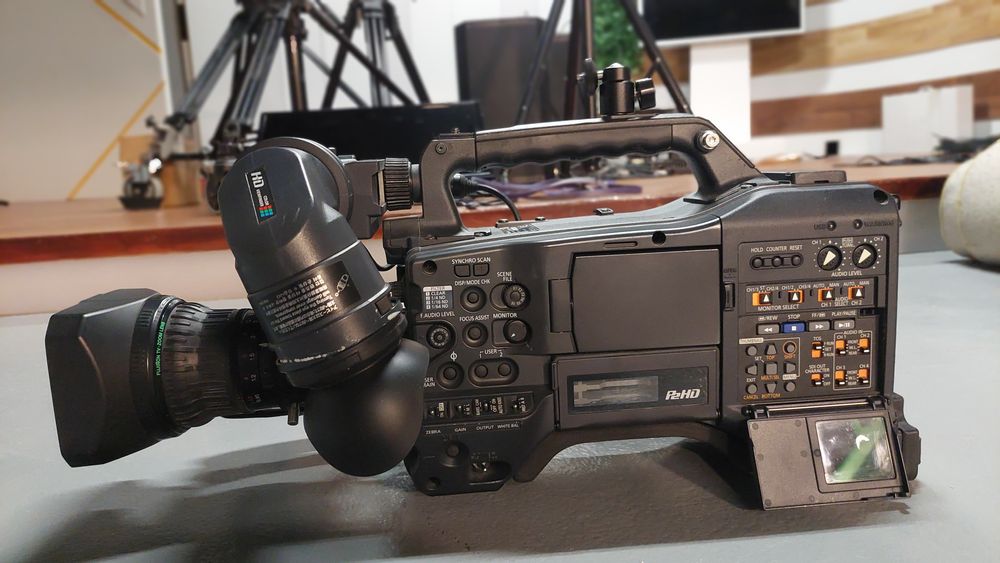 Câmara Profissional Panasonic AG-HPX371E (P2 HD) + Lente Fujinon + Microfone Sony