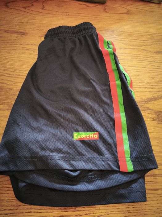 Calções de treino físico e outros artigos militares