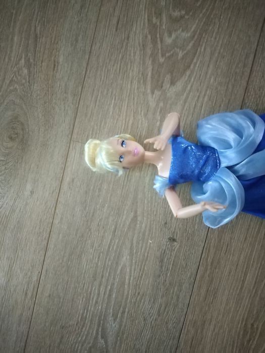 Lalka Kopciuszek grająca