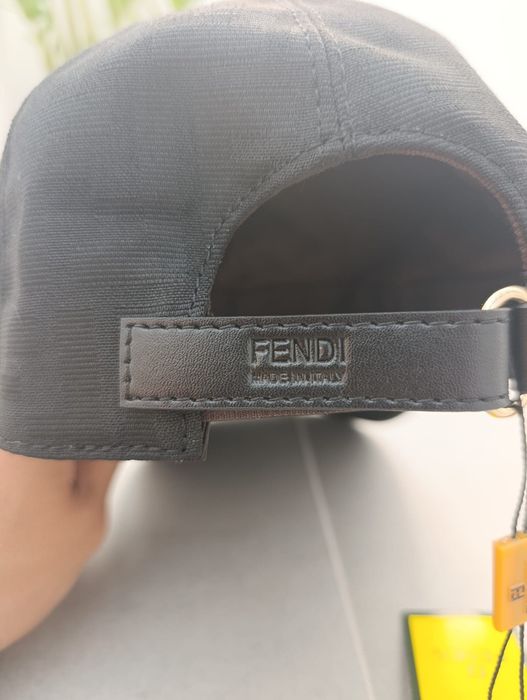 Boné FENDI com etiqueta