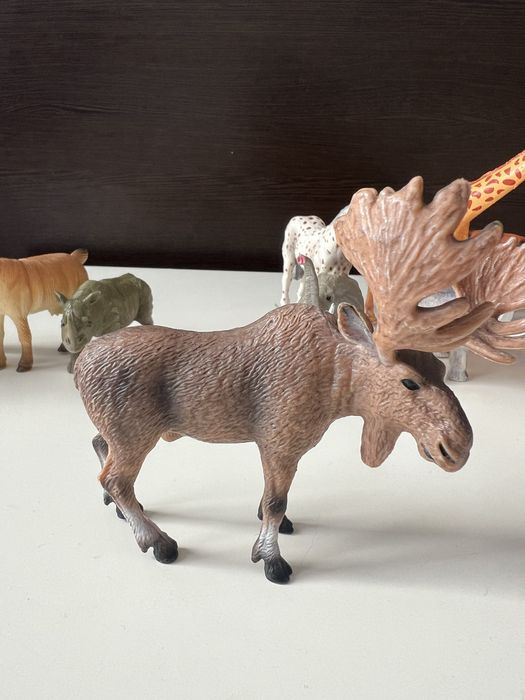 Іграшки звірі фігурки