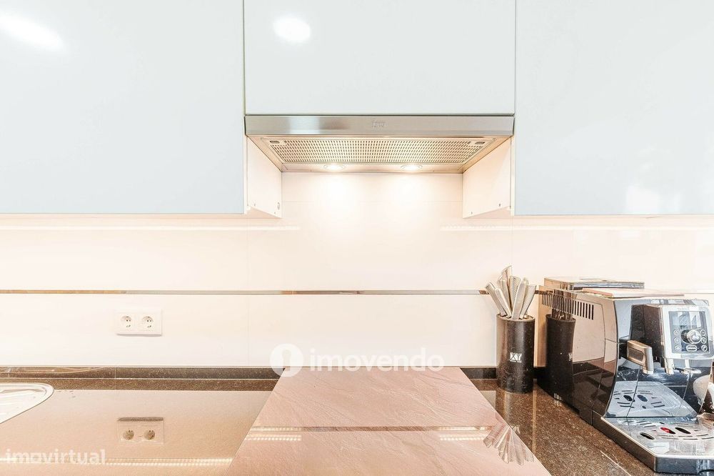 Apartamento T2 remodelado, com cozinha semi-equipada, em Cascais