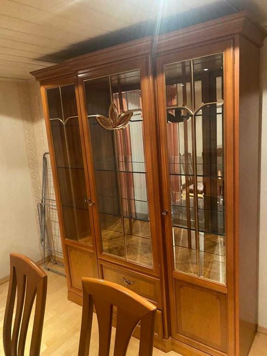 Witryna orzechowa w stylu włoskim meble z Niemiec