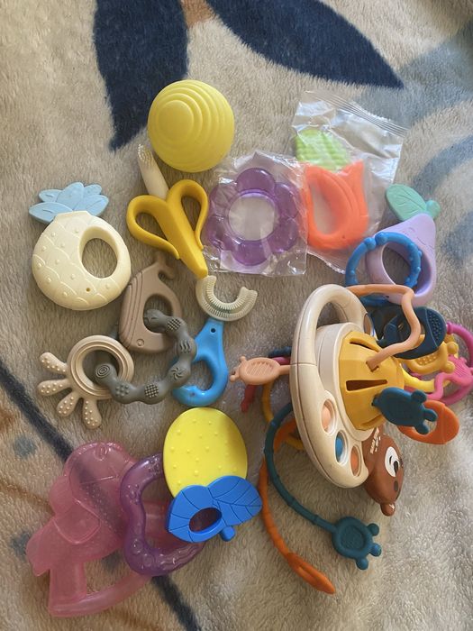 Підвіски, гризунці, погремушки, музичні іграшки для немовлят