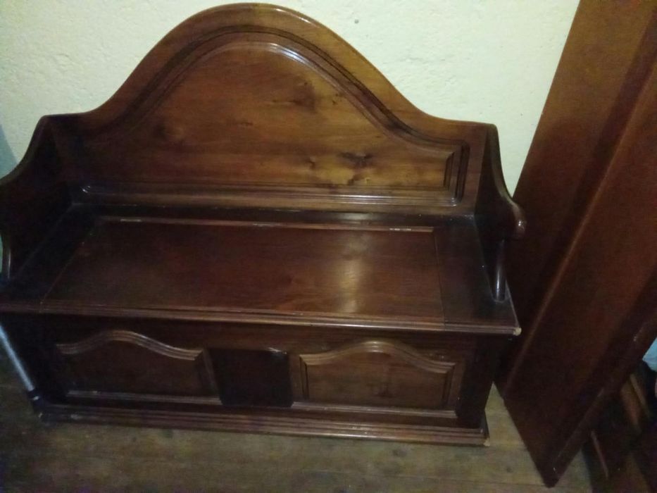 Banco com bau dentro