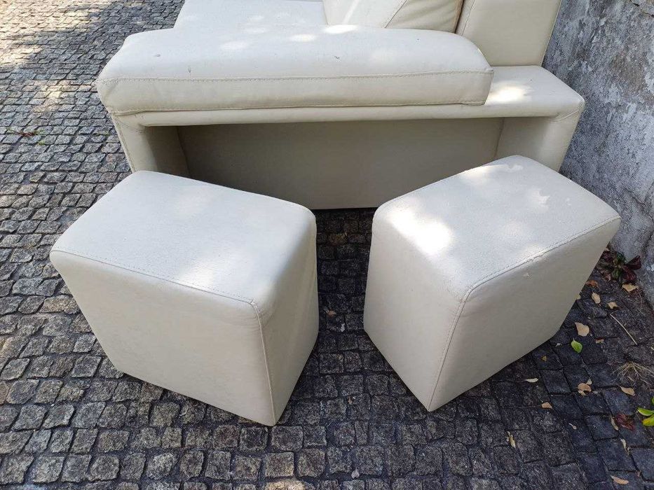 Sofá de 2 lugares com encosto reclinável e 2 pufes incluídos