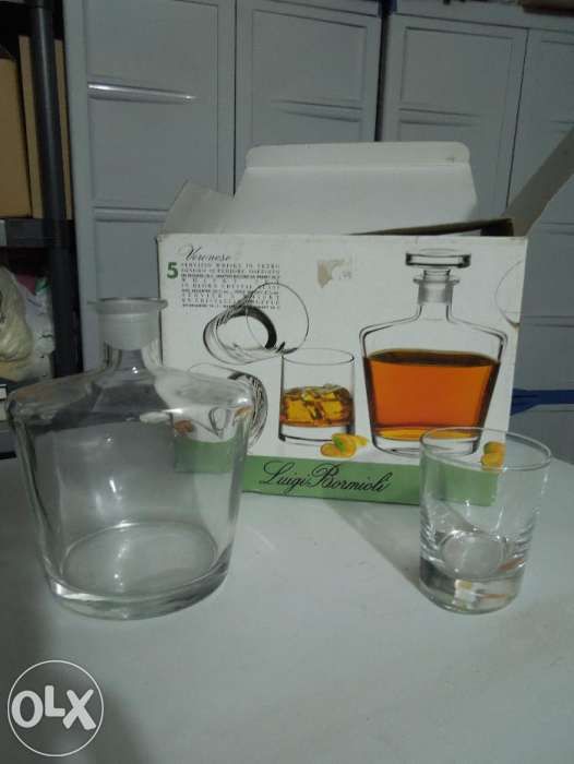 Decorative objects made of glass or crystal423648197996728322