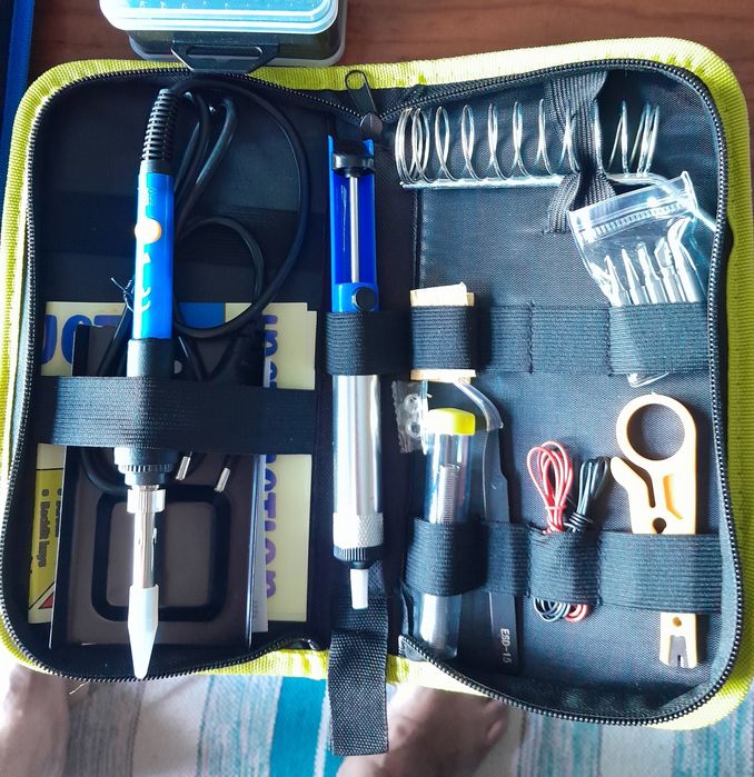 Ferramentas .Reparação Relojoaria. um ferro soldar. Também outras util