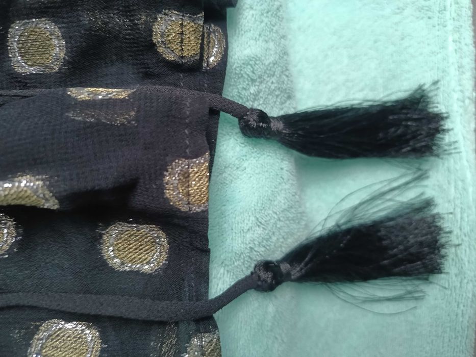 Elegancka czarna bluzka V by Very r. 40 nowa,  ze złotym wzorem