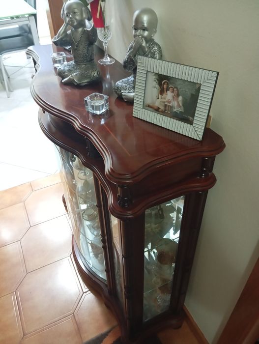Móvel vitrine em bom estado