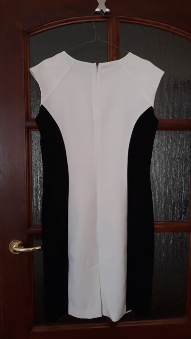Sukienka czarno-kremowa Reserved