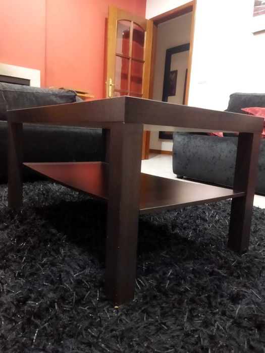 Mesa central de apoio em madeira. Bom estado