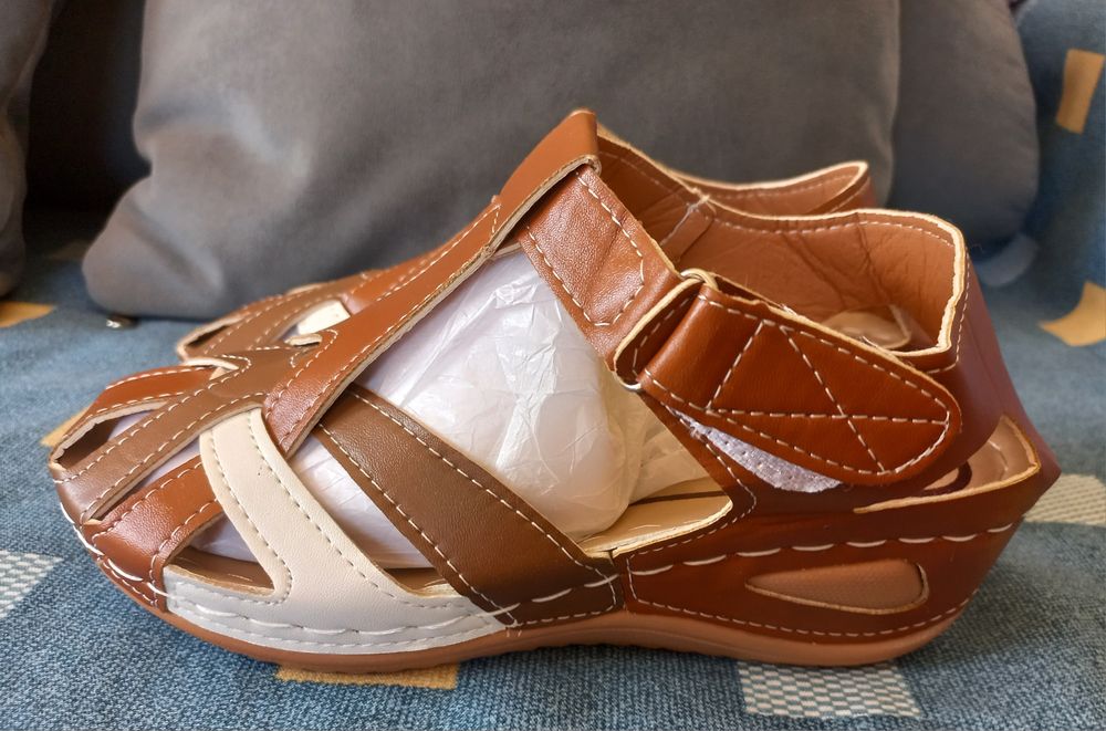 Sandálias de senhora.
Confortáveis.
Novas.
TAMANHO 36
Par único. 
Entr