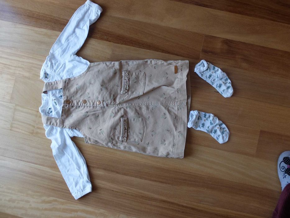 Roupa e calçado variado de menina desde recém-nascida até 5 anos.
