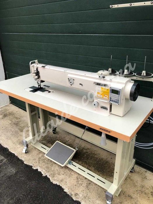 Máquina de costura industrial triplo arrasto braço longo.