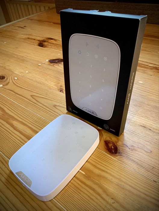 Ajax KeyPad Plus – Бездротова клавіатура з підтримкою карт і брелоків