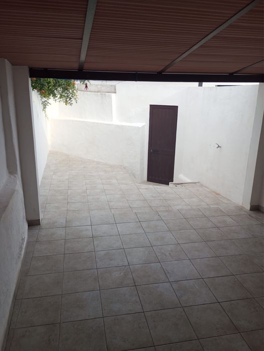 Casa com quintal em Pias