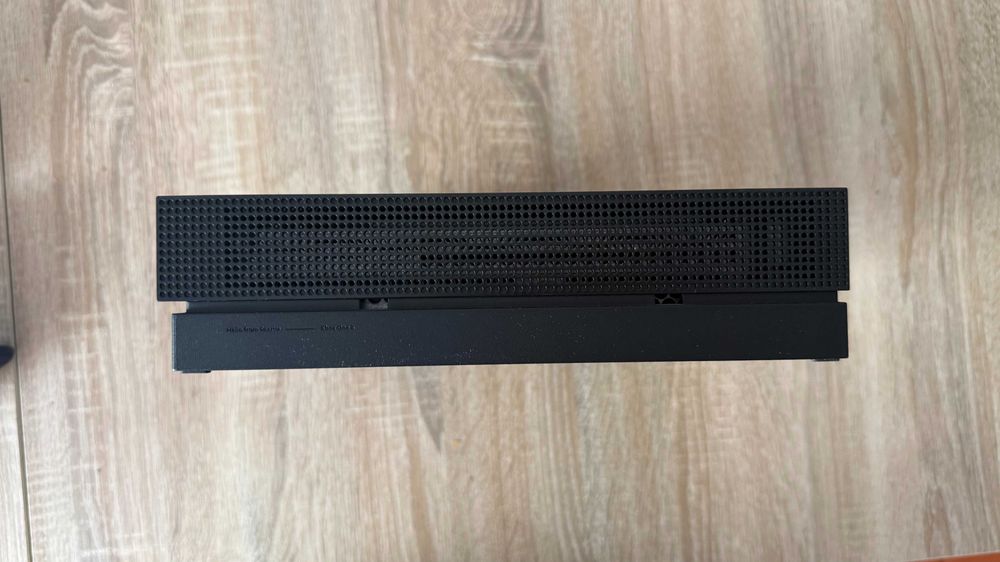 Xbox one X + 2 comandos originais