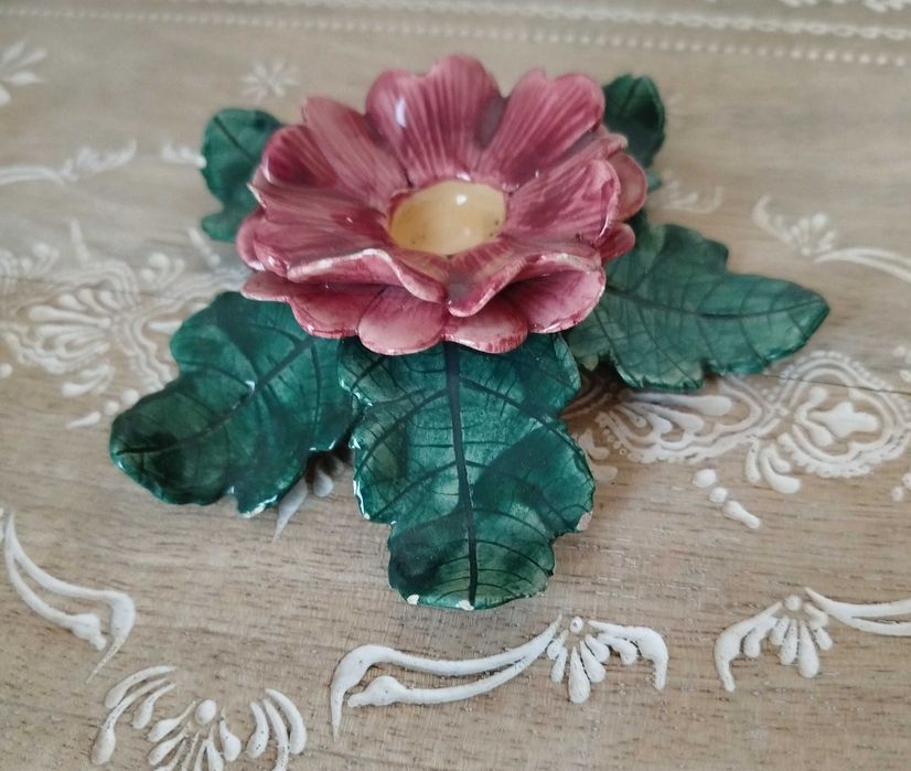 Linda Peça Decorativa em faiança vidrada