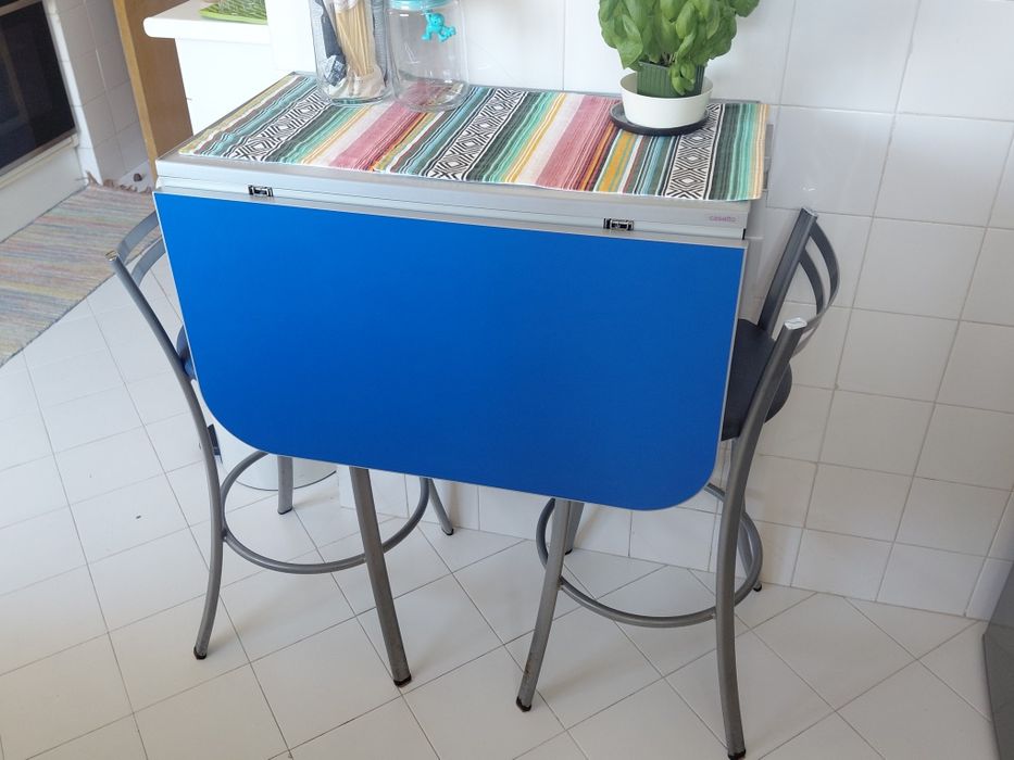 Mesa/Consola + 4 Cadeiras/Bancos Cozinha