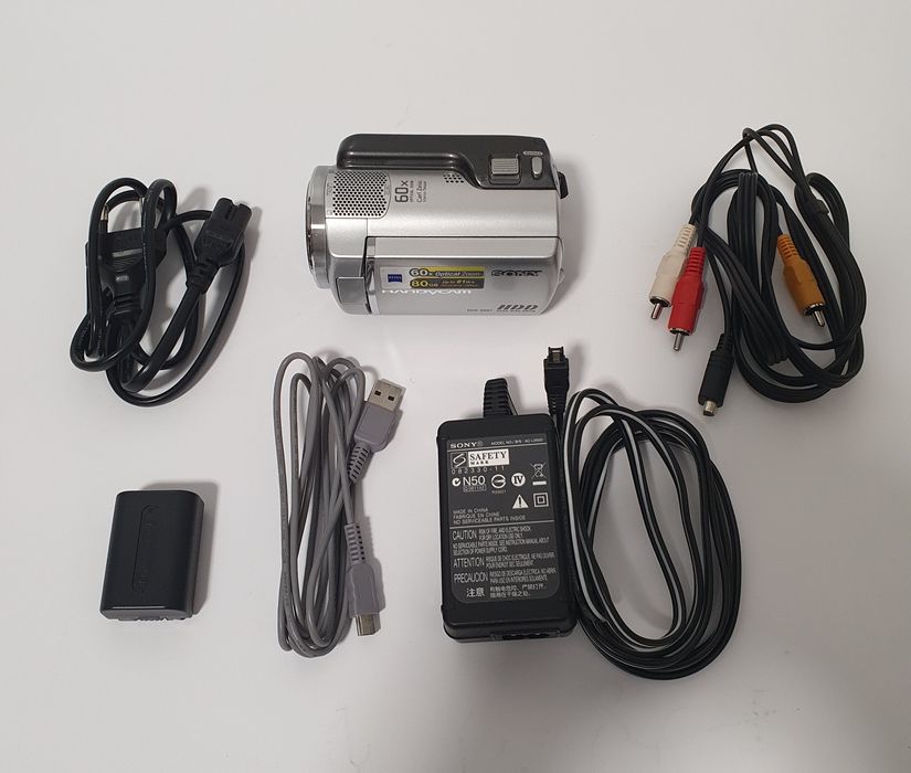 Цифровая видеокамера Sony Handycam DCR-SR67.
