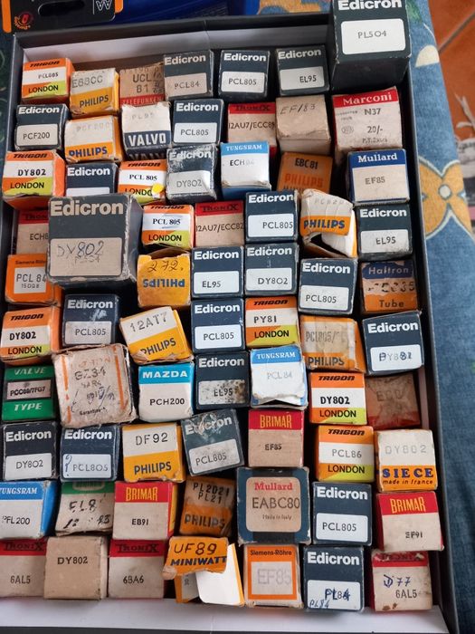 Caixa mais de uma centena válvulas antigas de rádio e TV.