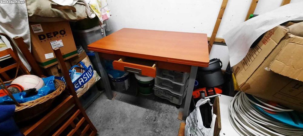 Mesa de cozinha com cadeiras