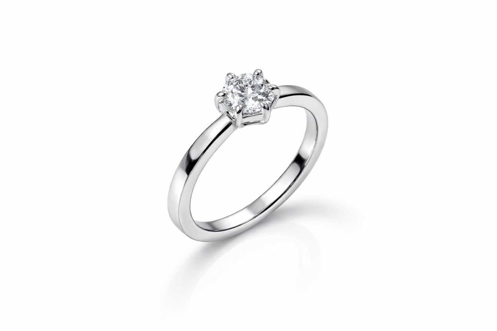 Кольцо из белого золота с бриллиантом