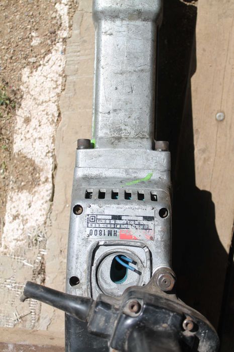 Młot wyburzeniowy Makita HM 1810    czytać opis