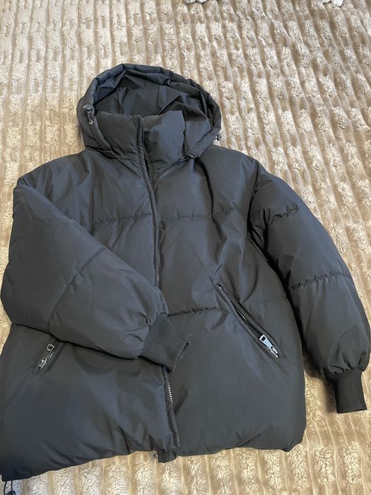 Чорна зимова куртка