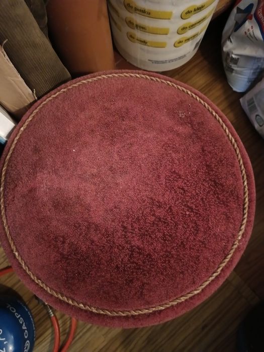 Pufy na drewnianych nogach