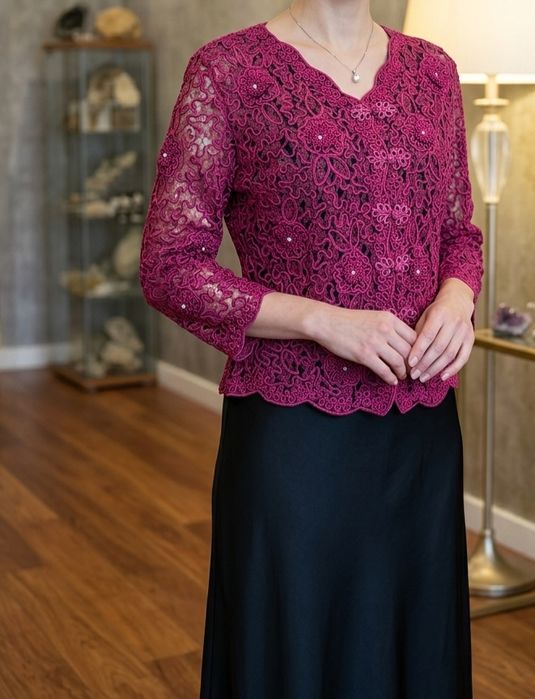 Piękny, elegancki żakiet ażurowy, rozpinany.
Układa się idealnie.
Pasu