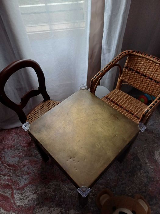Mesa e cadeiras para criança
