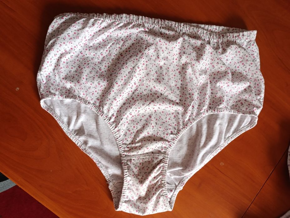 Zestaw nowych majtek damskich dla starszej pani