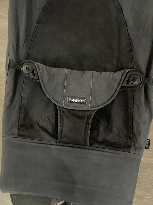 Espreguiçadeira/Bouncer babybjörn com brinquedo de madeira