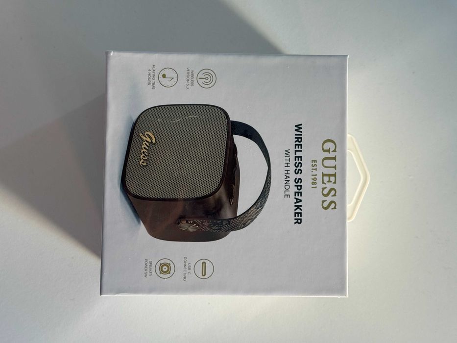 Coluna de Som GUESS em Pele Nova Selada