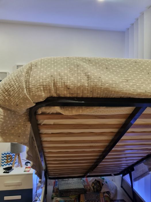 Cama estrado elevatório.