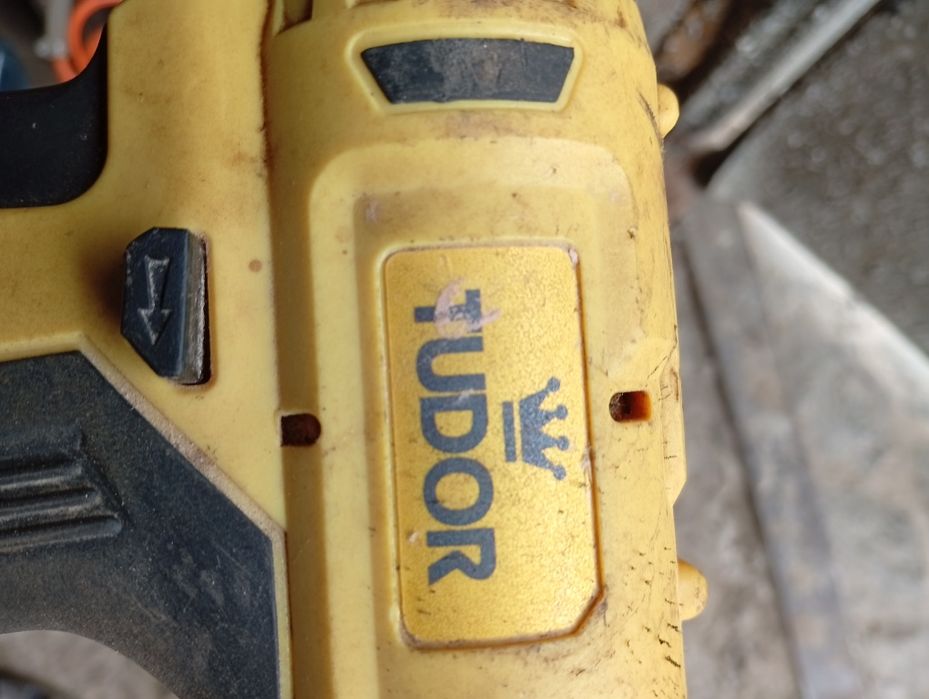 Шоруповерт ботрибує батареї