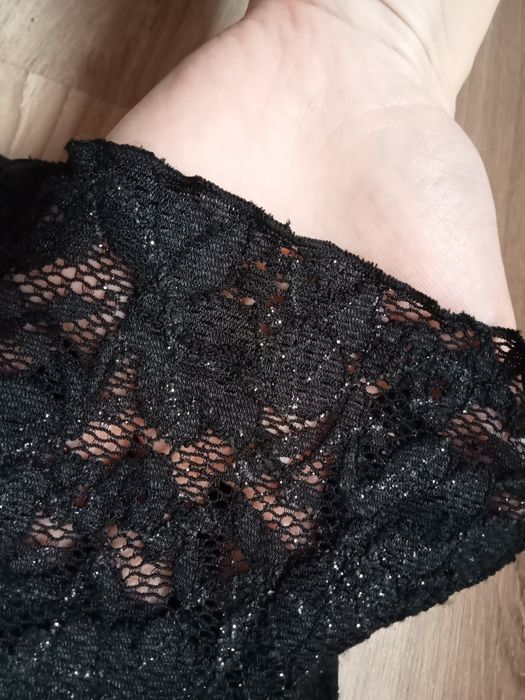 Czarna, elegancka sukienka z brokatem