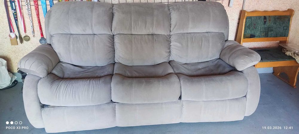 Kanapa trzy osobowa stan bardzo dobry.