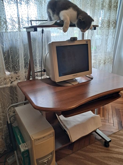 Комп'ютерний стіл.