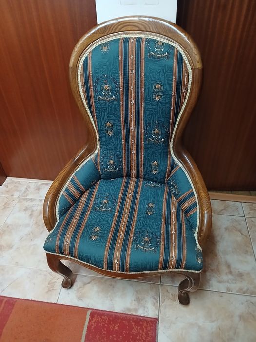 Cadeirão estampado.