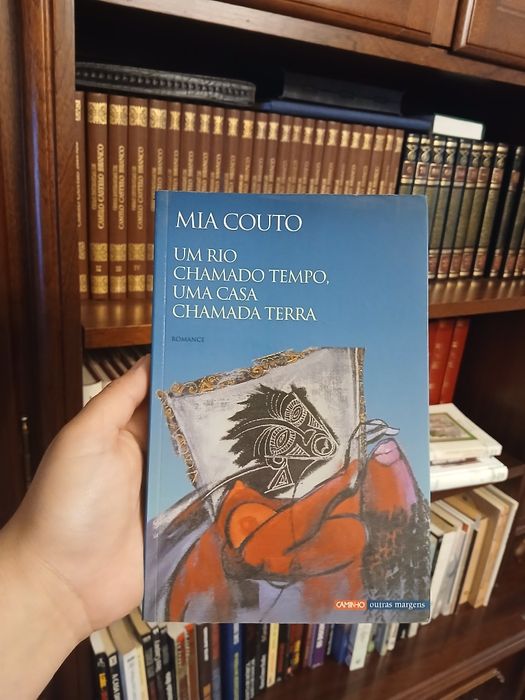 Um rio chamado tempo uma casa chamada terra  - Mia Conto